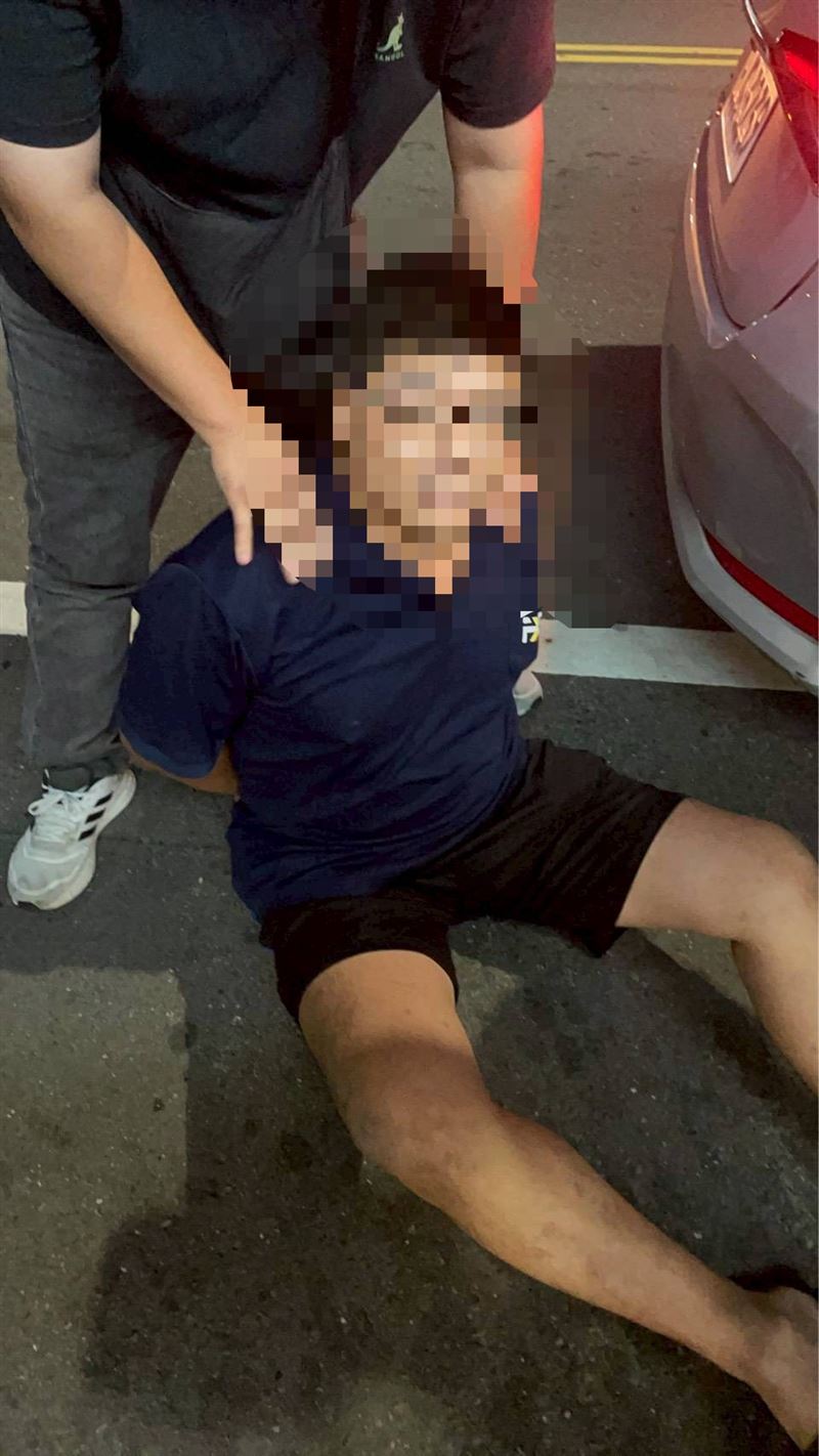 參與行搶的李男狼狽遭逮。（圖／翻攝畫面）