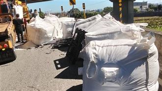 國2貨車過彎甩飛太空包　最重將挨罰1萬8。（圖／桃園電子報提供） 