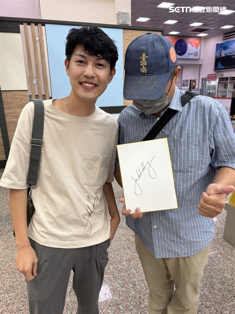 熱情粉絲到機場接機,請黃仁勳簽名。(圖/記者林昱孜攝影)