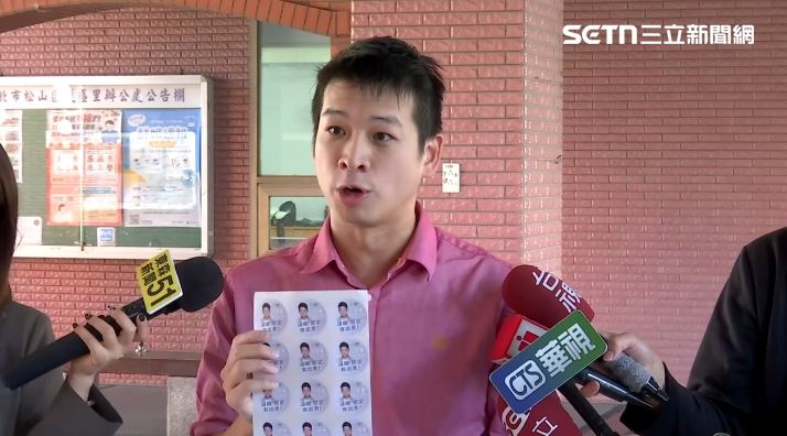 許甫認了有出息貼紙是蹭王世堅《沒出息》（圖／翻攝畫面）