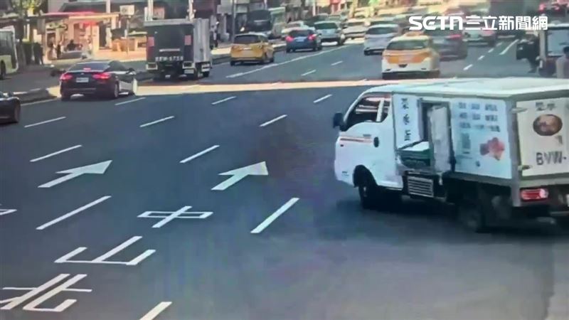 北市陳男駕駛小貨車掉出10箱雞蛋，損失10箱雞蛋。（圖／翻攝畫面）