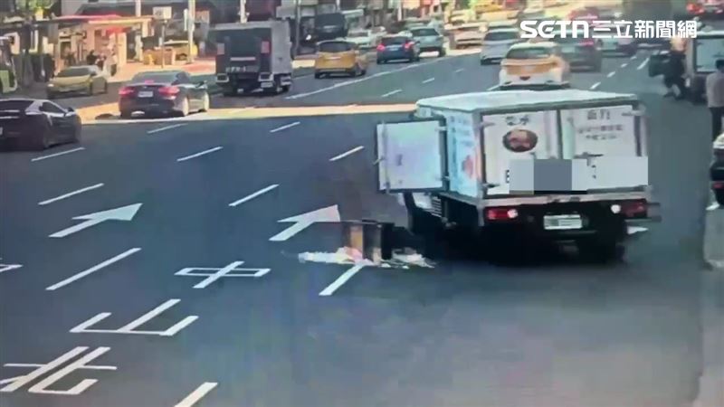 北市陳男駕駛小貨車掉出10箱雞蛋，損失10箱雞蛋。（圖／翻攝畫面）