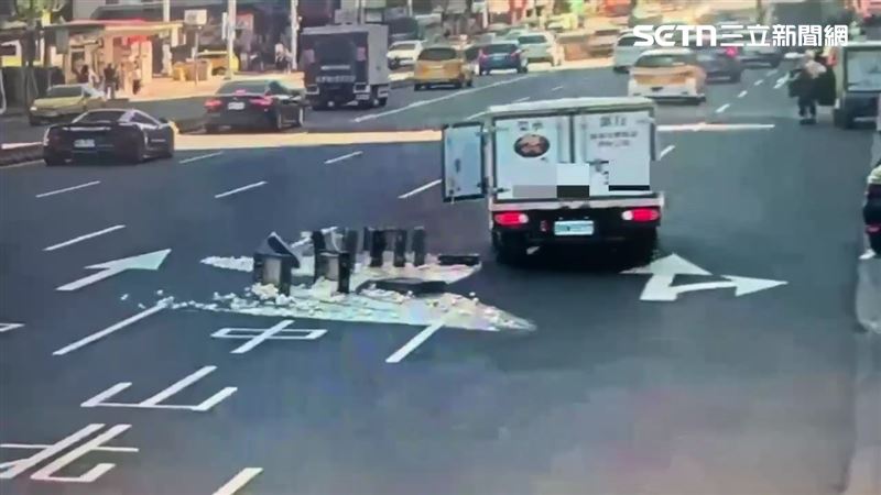 北市陳男駕駛小貨車掉出10箱雞蛋，損失10箱雞蛋。（圖／翻攝畫面）