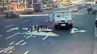 北市陳男駕駛小貨車掉出10箱雞蛋，損失10箱雞蛋。（圖／翻攝畫面）