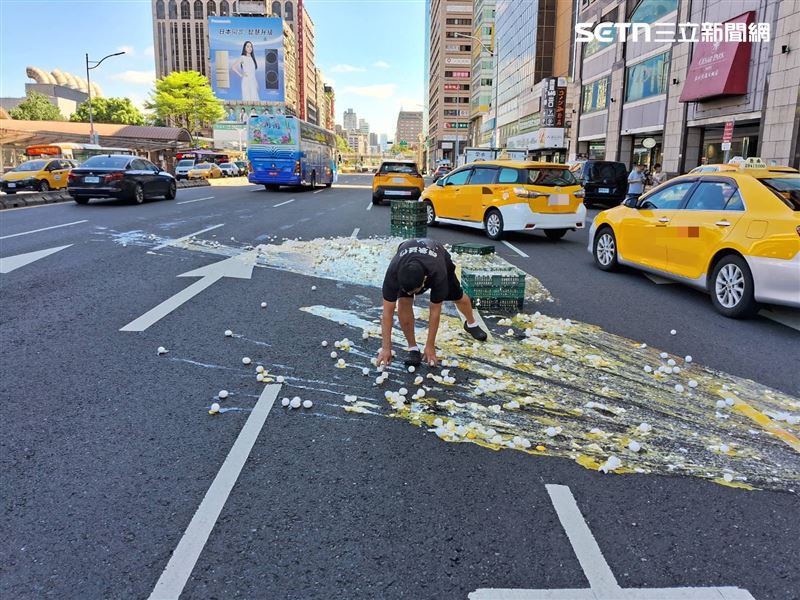 北市陳男駕駛小貨車掉出10箱雞蛋，損失10箱雞蛋。（圖／翻攝畫面）