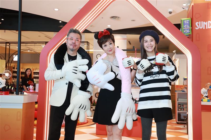 黃國倫（左起）、寇乃馨跟黃小柔出席快閃展。（圖／記者蔡維歆攝影）