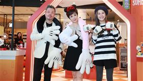 黃國倫（左起）、寇乃馨跟黃小柔出席快閃展。（圖／記者蔡維歆攝影）