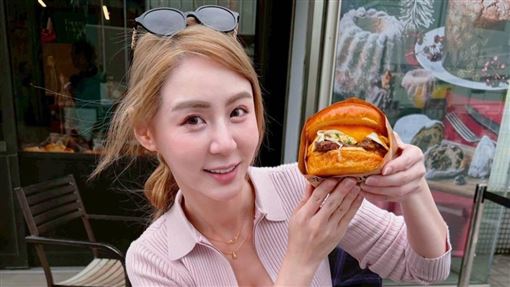 短今拉鍊沒拉超犯規　渾圓雪乳炸出深溝