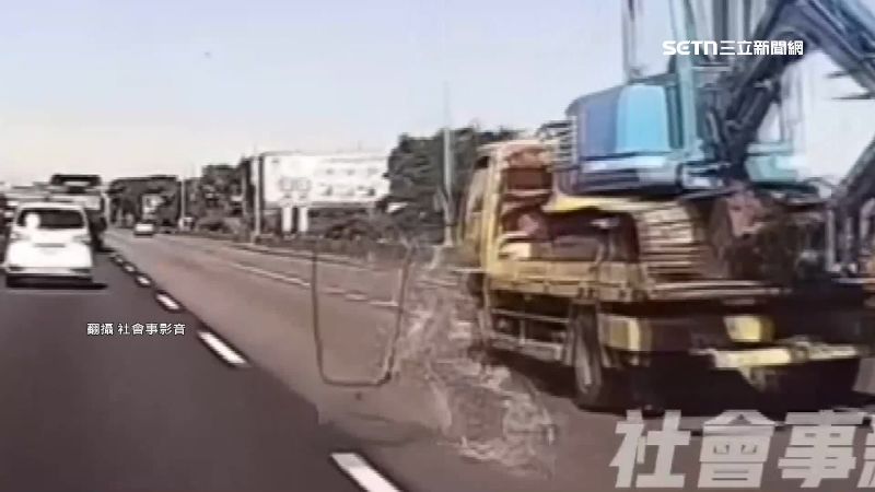 怪手窗框突然噴出。（圖／翻攝社會時事影音）