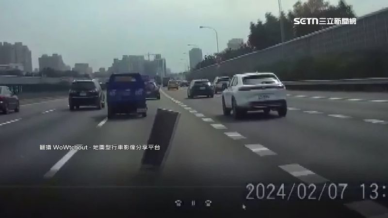 貨車的長梯掉出。（圖／翻攝WoWtchout-地圖型行車影像分享平台）