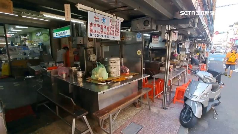 攤商們準備迎接客人