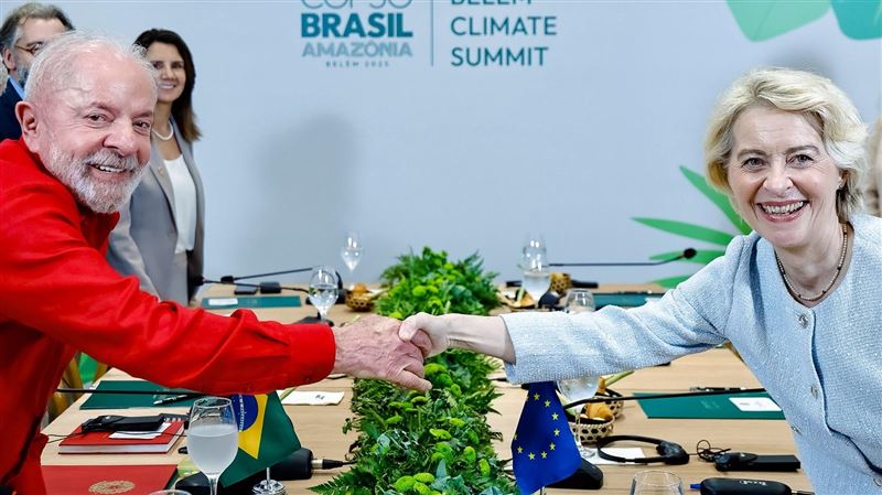 歐盟執委會主席馮德萊恩（右）與東道主巴西總統魯拉（左）握手，除歐盟以外，開幕式還有30多國的國家元首參與。（圖／翻攝自X平台 @vonderleyen）