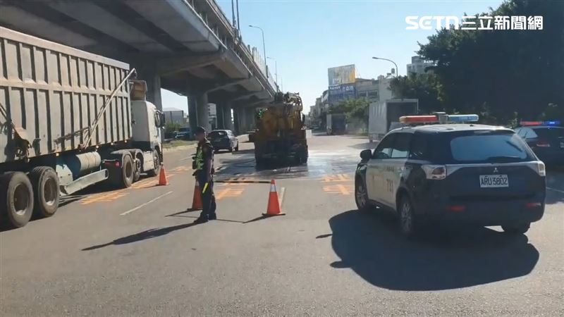 上百瓶罐裝啤酒掉滿地，相關單位到場清理，警方協助交通管制。（圖／翻攝畫面）