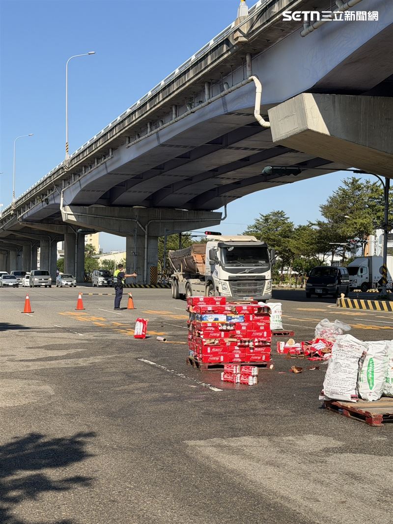 大貨車貨艙門忘了鎖，過彎掉出上百瓶罐裝啤酒。（圖／翻攝畫面）