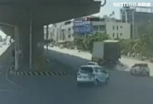 大貨車貨艙門忘了鎖，過彎掉出上百瓶罐裝啤酒。（圖／翻攝畫面）