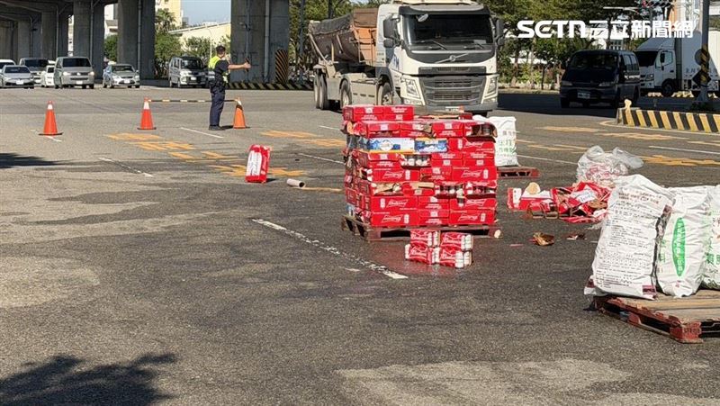 貨車門忘了鎖！「啤酒跳車」流滿地畫面曝