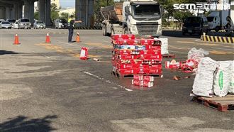 貨車門忘了鎖！「啤酒跳車」流滿地畫面曝