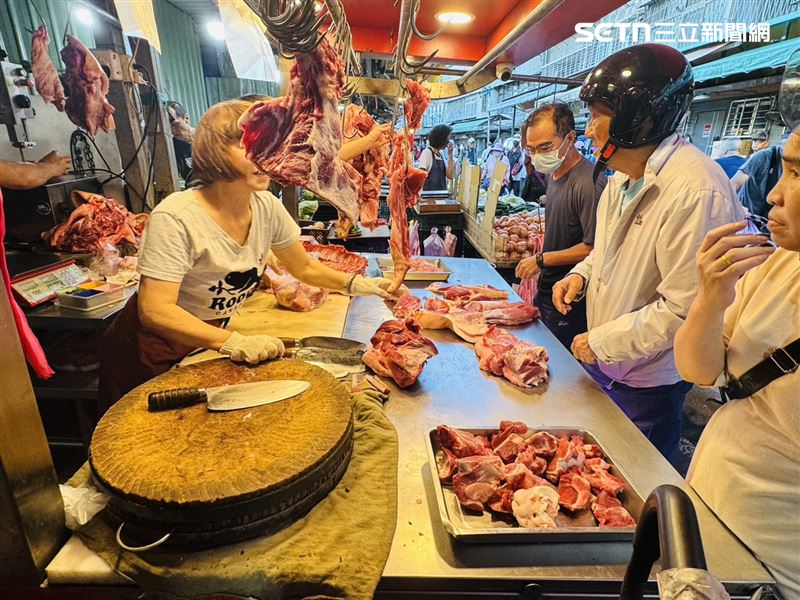 黃昏市場豬肉攤湧入大批民眾。（圖／記者柯美儀攝影）
