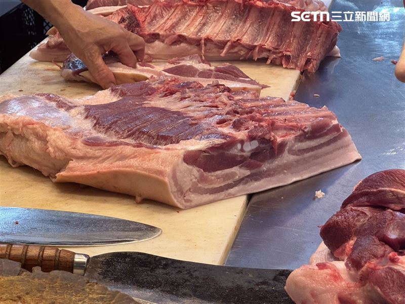 店家表示，三層肉價格比先前貴10元。（圖／記者柯美儀攝影）