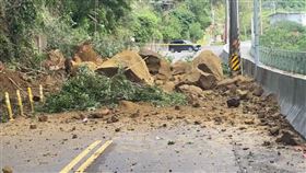 基隆暖暖區興隆街今天（7日）下午2時許發生土石坍方