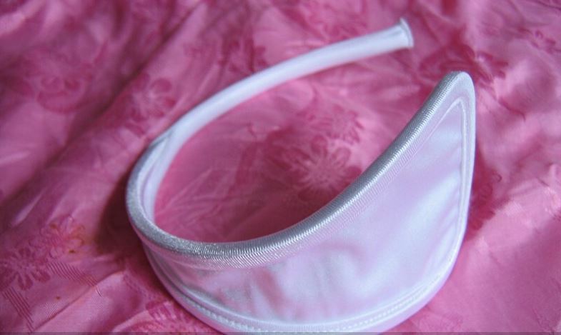 「C字褲」，又被稱為「隱形內褲」，外形像一個沒有側邊、沒有腰帶的 C 字。有點像女生衛生棉的穿法。（圖／翻攝自維基百科）