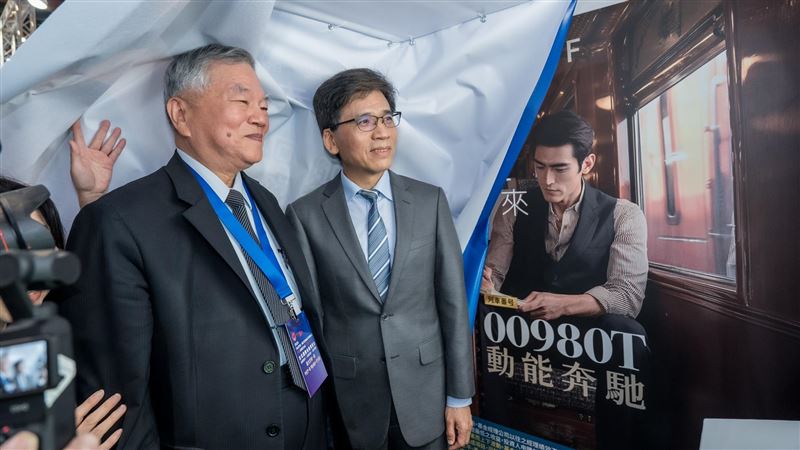 金管會主委彭金隆(右)與凱基金控副董事長沈榮津(左),共同合影體驗凱基金控主題館拍貼機。(圖/凱基金)