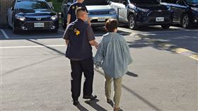 陳妻哀戚無語帶傷現身殯儀館協助相驗。（圖／翻攝畫面）