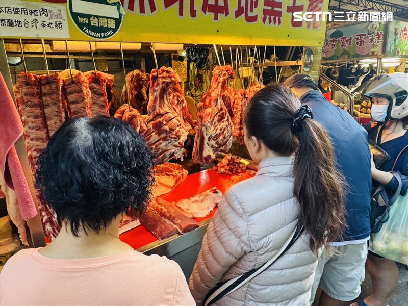 攤位湧入不少民眾買豬肉。(圖/記者柯美儀攝影)