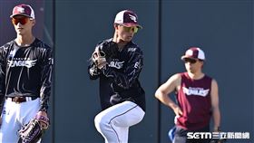 亞洲職棒交流賽，樂天金鷲外野手辰己涼介在外野比出投球動作。（圖／記者劉彥池攝影）