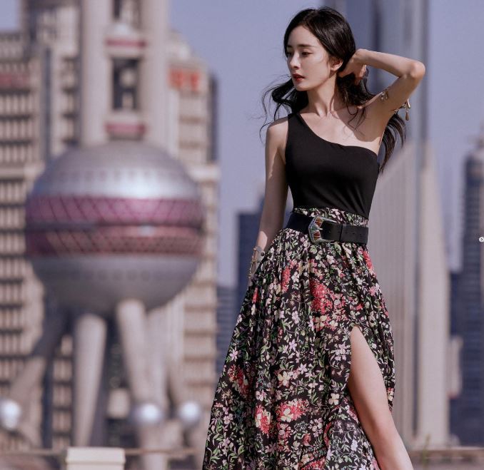 楊冪在公開活動中的造型也多次踩在性感與優雅之間。（圖／翻攝自IG）