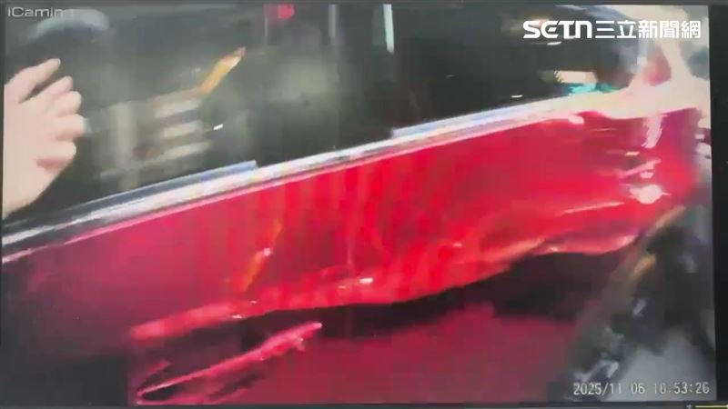 松山分局警員誤將女主持人當成嫌犯盤查惹議。（圖／翻攝畫面）