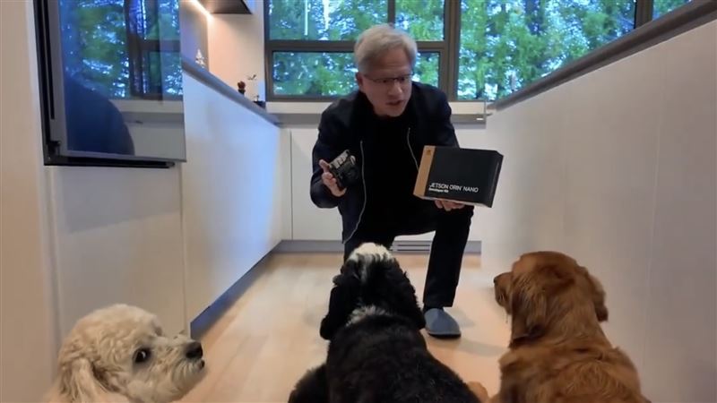 黃仁勳及愛犬。(圖/翻攝輝達粉專影片)