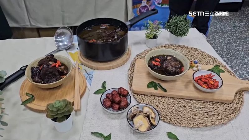 也有民眾自己抓藥材調配進補養生湯