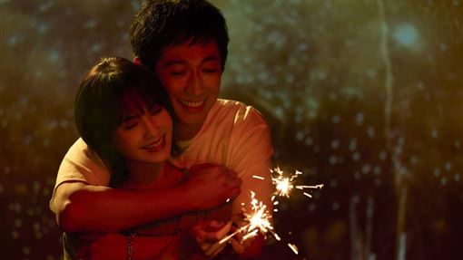 李榮浩請閉眼　楊丞琳、日大咖男神互擁