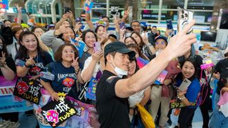 郭富城現蹤高雄麻辣鍋店！粉絲擠爆迎接