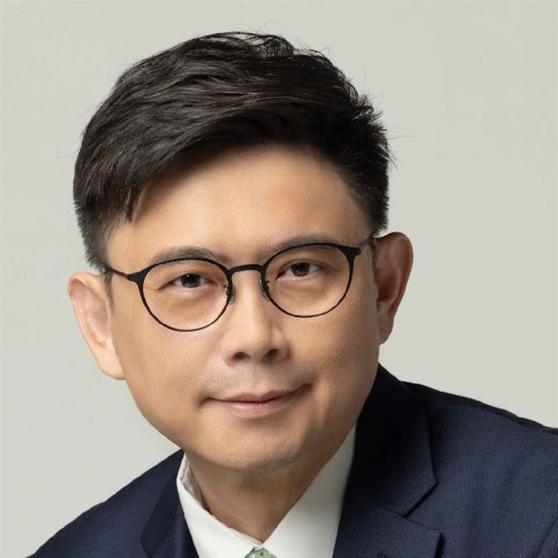 十一月最新高雄市長初選民調，呈現賴瑞隆與邱議瑩對決局面