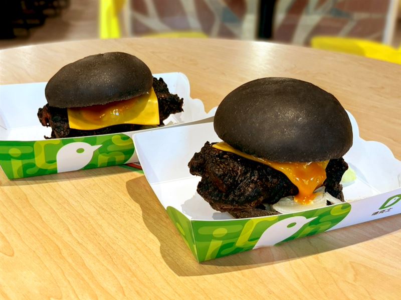 超人氣「黑金咔滋雞腿堡」好評再延長販售！外層暗黑酥脆、內裡鮮嫩多汁，搭配濃郁起司與黑金麵包，打造雙11最邪惡誘人的口感享受