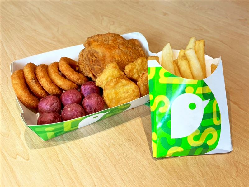 德克士新會員限定【點心拼盤64折優惠】組合，中薯、紫金QQ球、洋蔥圈與雞塊一次到位，金黃香酥、香氣撲鼻，滿足炸物控所有願望