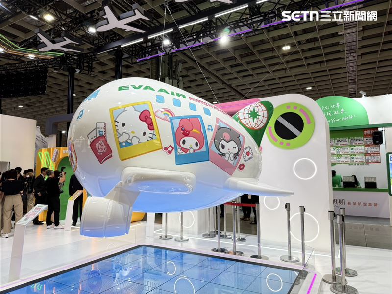 長榮航模型飛機成熱門打卡景點。(圖/記者李育道攝影)