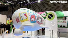 長榮航董座林寶水與總經理孫嘉明展前在攤位上玩拍貼機。（圖／記者李育道攝影）