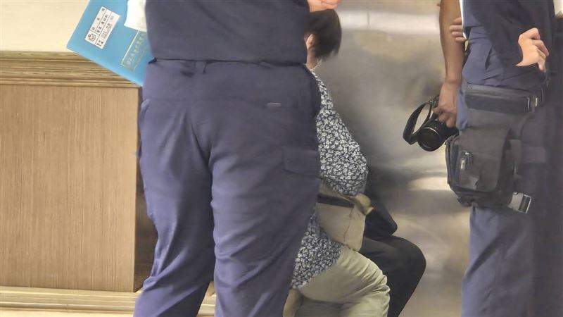 陳妻在解剖室內等候也不發一語。（圖／翻攝畫面）