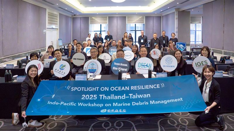 2025「印太海洋臺泰韌性夥伴研習營-廢棄漁具解方」與會來賓大合照。（圖／翻攝畫面）