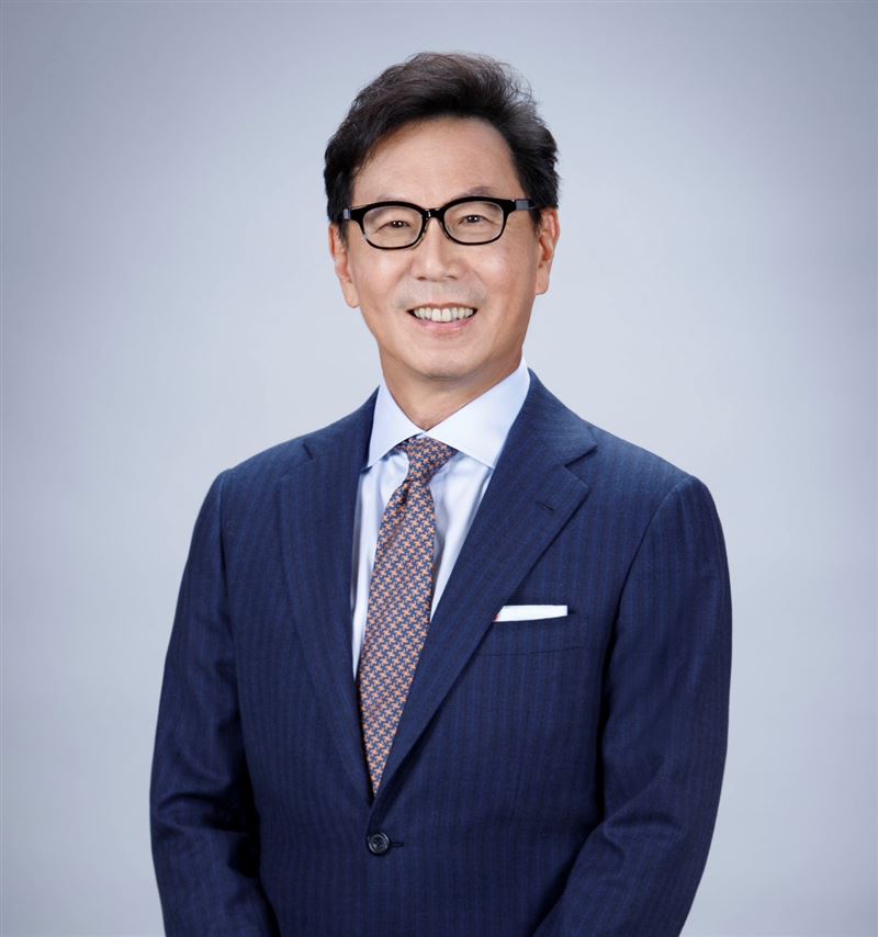 台灣大哥大董事長蔡明忠表示，感謝《天下雜誌》與評審團長期推動企業永續，以國際視野、與時俱進的評選標準，促使企業在自我檢視中持續成長。台灣大哥大第18度獲「天下永續公民獎」，不僅是對公司努力的肯定，更象徵在永續治理、能源轉型與社會共融上的長期承諾與堅持。（圖／台灣大哥大提供）