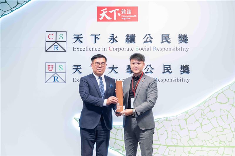 台灣大哥大榮獲「天下永續公民獎」大型企業組服務業第2名，由環境部部長 彭啓明(左)親自頒獎，並由台灣大個人用戶事業商務長 林東閔（右）代表受獎。（圖／台灣大哥大提供）