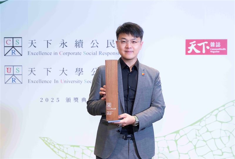 台灣大哥大榮獲「天下永續公民獎」大型企業組服務業第2名，並第18度獲得《天下雜誌》肯定，成為全台獲獎次數最多、永續表現最穩定的電信業者。自2007年起，台灣大連續入榜、屢次名列TOP10，今年再度脫穎而出，為全台唯一入榜超過18次的大型企業，今日由台灣大個人用戶事業商務長 林東閔代表領獎。（圖／台灣大哥大提供）