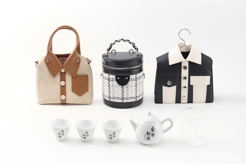 伴手禮品牌「楽澗」以衣料質感結合皮革工藝，打造多款顛覆傳統的創新茶伴手禮禮盒。（圖／楽澗提供）