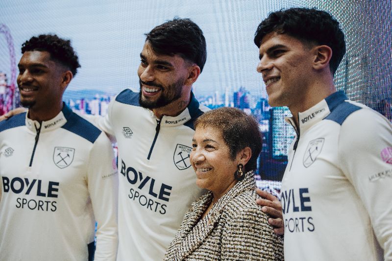 英超足球隊員罕見現身2025倫敦「世界旅遊展會」，為台灣館宣傳。（圖／中央社）