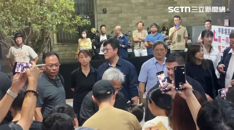 黃仁勳光是走進餐廳就花了許久時間。(圖/翻攝畫面)