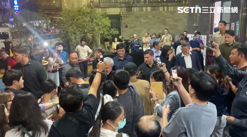 黃仁勳熱情幫粉絲簽名。(圖/翻攝畫面)