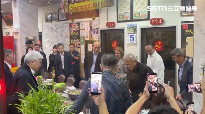 黃仁勳結束台積電參訪,晚上與台積電巨頭,在永康享用牛肉爐。(圖/翻攝畫面)